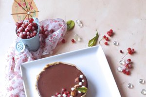 Desert tarte cu ciocolata, lamaie si coacaze