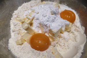Desert tarta cu caise, visine si cirese negre