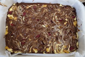 Desert negresa cu branza, zmeura si piersici