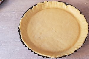 Aperitiv tarta cu branza si carnati