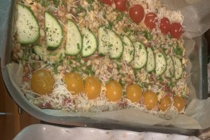 Aperitiv tarta cu zucchini, bacon, rosii uscate si muguri de pin