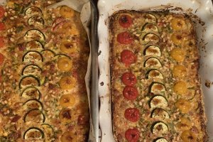 Aperitiv tarta cu zucchini, bacon, rosii uscate si muguri de pin