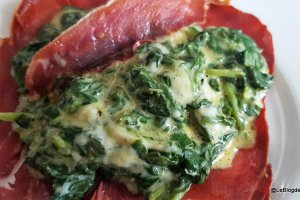Spanac cu smantana, jambon uscat si branza gouda