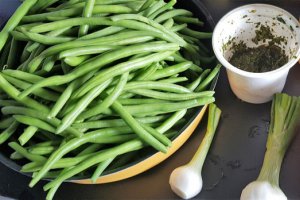 Pastai verzi cu rosii si sos chermoula (patrunjel tocat cu sare si usturoi)