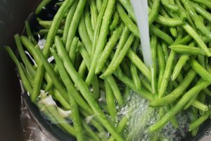 Pastai verzi cu rosii si sos chermoula (patrunjel tocat cu sare si usturoi)