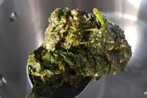 Pastai verzi cu rosii si sos chermoula (patrunjel tocat cu sare si usturoi)