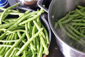 Pastai verzi cu rosii si sos chermoula (patrunjel tocat cu sare si usturoi)