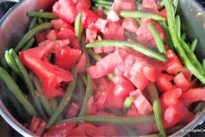 Pastai verzi cu rosii si sos chermoula (patrunjel tocat cu sare si usturoi)
