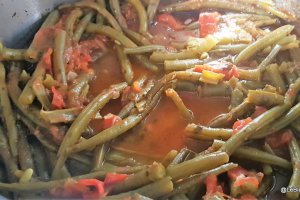 Pastai verzi cu rosii si sos chermoula (patrunjel tocat cu sare si usturoi)