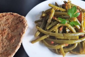 Pastai verzi cu rosii si sos chermoula (patrunjel tocat cu sare si usturoi)