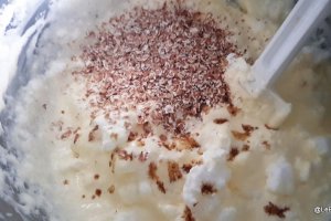 Desert inghetata cu mascarpone, afine si fulgi de hrisca