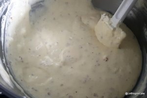 Desert inghetata cu mascarpone, afine si fulgi de hrisca