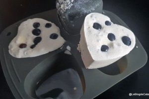 Desert inghetata cu mascarpone, afine si fulgi de hrisca