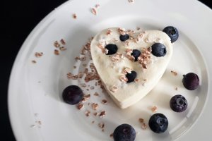 Desert inghetata cu mascarpone, afine si fulgi de hrisca