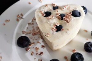 Desert inghetata cu mascarpone, afine si fulgi de hrisca