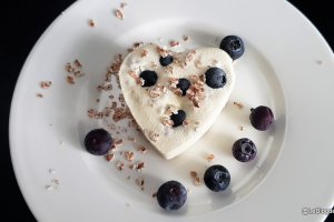 Desert inghetata cu mascarpone, afine si fulgi de hrisca