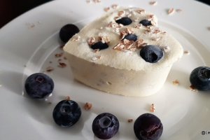 Desert inghetata cu mascarpone, afine si fulgi de hrisca