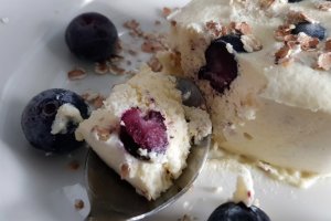 Desert inghetata cu mascarpone, afine si fulgi de hrisca