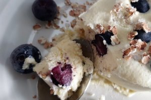 Desert inghetata cu mascarpone, afine si fulgi de hrisca