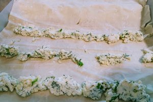 Aperitiv placinta cu branza, ceapa si marar