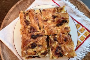 Aperitiv placinta cu branza, ceapa si marar