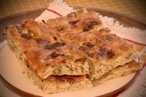 Aperitiv placinta cu branza, ceapa si marar
