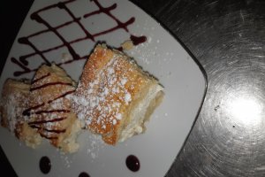 Desert placinta cu urda si stafide