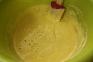 Desert prajitura cu zmeura, crema de vanilie si biscuiti