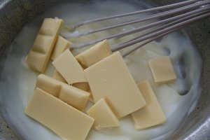 Desert prajitura cu zmeura, crema de vanilie si biscuiti