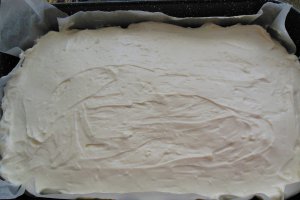 Desert prajitura cu zmeura, crema de vanilie si biscuiti