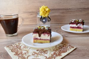 Desert prajitura cu zmeura, crema de vanilie si biscuiti