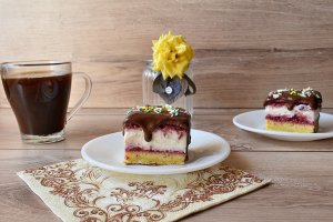 Desert prajitura cu zmeura, crema de vanilie si biscuiti