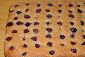 Desert prajitura din albusuri cu cirese