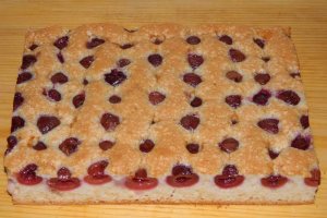 Desert prajitura din albusuri cu cirese