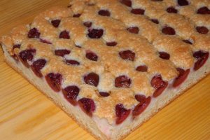 Desert prajitura din albusuri cu cirese