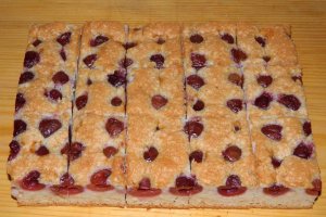 Desert prajitura din albusuri cu cirese