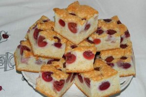 Desert prajitura din albusuri cu cirese
