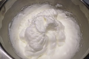 Desert prajitura din albusuri, cu cirese
