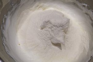 Desert prajitura din albusuri, cu cirese