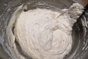Desert prajitura din albusuri, cu cirese