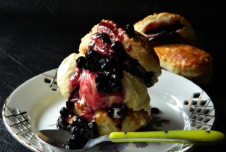 Sandvis din placintele cu afine si inghetata de vanilie