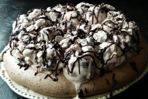 Desert tort cu blat de bezea si inghetata de iaurt cu cirese deshidratate