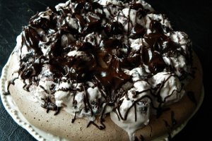 Desert tort cu blat de bezea si inghetata de iaurt cu cirese deshidratate