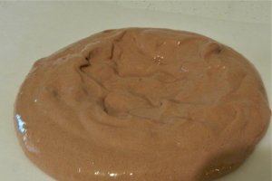 Desert tort cu blat de bezea si inghetata de iaurt cu cirese deshidratate