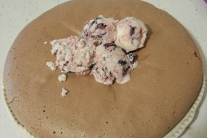Desert tort cu blat de bezea si inghetata de iaurt cu cirese deshidratate