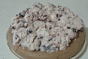 Desert tort cu blat de bezea si inghetata de iaurt cu cirese deshidratate