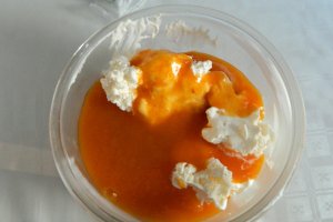 Desert aromat cu inghetata si piersici caramelizate