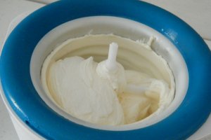 Desert aromat cu inghetata si piersici caramelizate