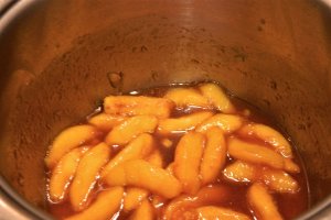 Desert aromat cu inghetata si piersici caramelizate