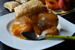 Desert aromat cu inghetata si piersici caramelizate